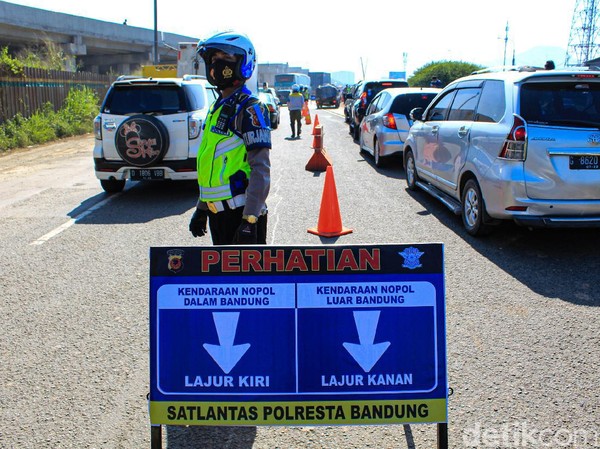 Personel Satlantas Polresta Bandung, Dishub dan Satpol PP Kabupaten Bandung mulai memperketat penyekatan di gerbang exit Tol Cileunyi.