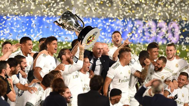 MADRID, SPAIN - JULY 16: Sergio Ramos the Madrid captain lifts the La Liga trophy during the Liga match between Real Madrid CF and Villarreal CF at Estadio Alfredo Di Stefano on July 16, 2020 in Madrid, Spain. (Photo by Denis Doyle/Getty Images)