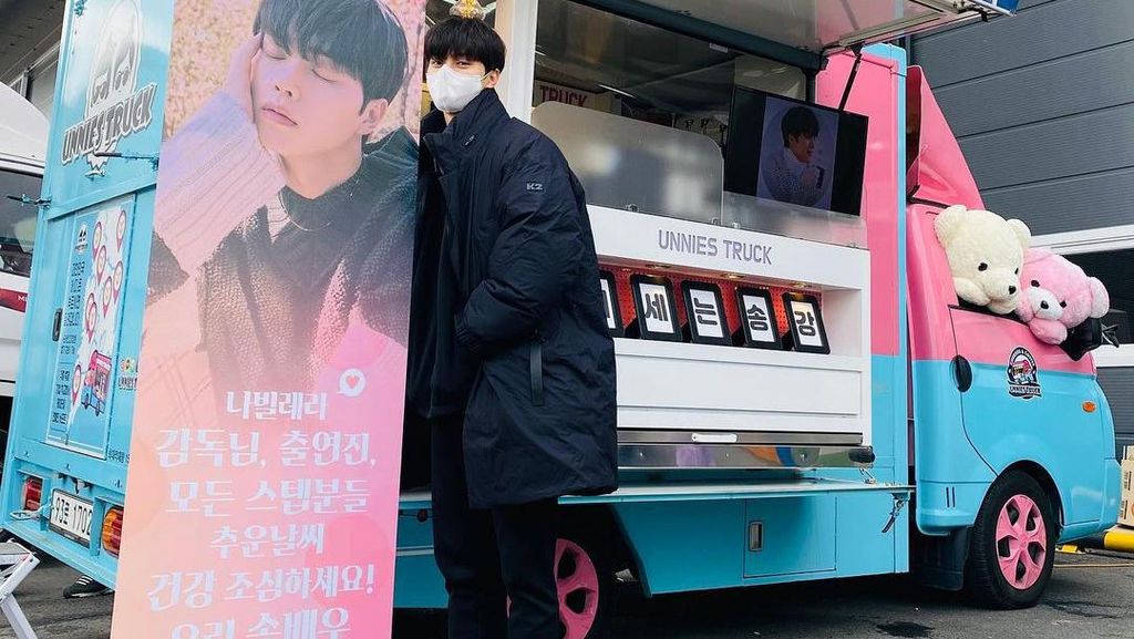 Memainkan 3 Drama Sekaligus, Song Kang Banjir Kiriman Food Truck