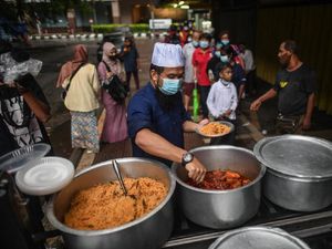 Ustaz Malaysia Ini Berbagi 300 Makanan Gratis untuk Buka Puasa