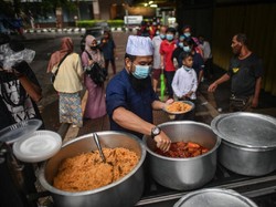 Ustaz Malaysia Ini Berbagi 300 Makanan Gratis untuk Buka Puasa