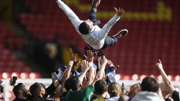 Soccer Football - Championship - Watford v Millwall - Vicarage Road, Watford, Britain - April 24, 2021 Watford manager Xisco Munoz is thrown in the air by his players as they celebrate promotion to the Premier League after the match Action Images via Reuters/Matthew Childs EDITORIAL USE ONLY. No use with unauthorized audio, video, data, fixture lists, club/league logos or 'live' services. Online in-match use limited to 75 images, no video emulation. No use in betting, games or single club /league/player publications.  Please contact your account representative for further details.
