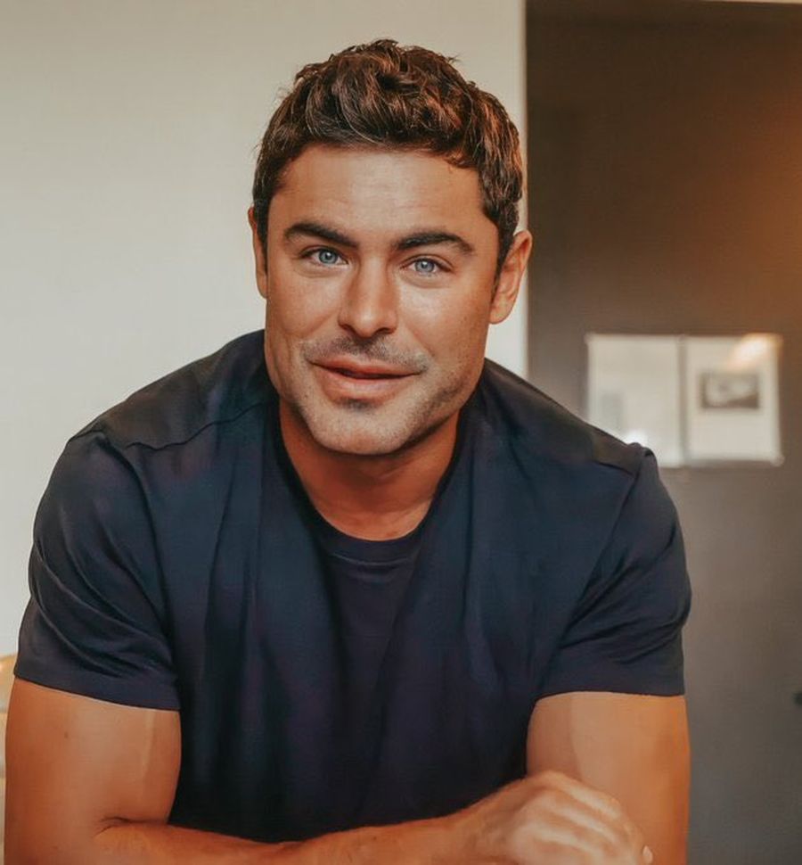 Dan inilah penampilan terbaru Zac Efron yang jadi sorotan hingga jadi viral. Banyak yang menyadari wajahnya berubah, terlebih di bagian rahang dan dagu. Banyak yang menduga, Zac melakukan operasi plastik dan filler. Foto: Tangkapan layar Twitter
