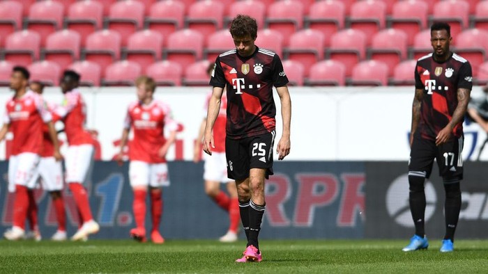 MAINZ, GERMANY - APRIL 24: Thomas Mueller of FC Bayern Muenchen  looks dejected after they concede their second goal during the Bundesliga match between 1. FSV Mainz 05 and FC Bayern Muenchen at Opel Arena on April 24, 2021 in Mainz, Germany. Sporting stadiums around Germany remain under strict restrictions due to the Coronavirus Pandemic as Government social distancing laws prohibit fans inside venues resulting in games being played behind closed doors.  (Photo by Alexander Scheuber/Getty Images)