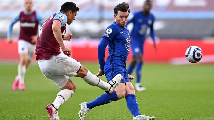 LONDON, ENGLAND - APRIL 24: Ben Chilwell of Chelsea is fouled by Fabian Balbuena of West Ham United, resulting in a Red Card during the Premier League match between West Ham United and Chelsea at London Stadium on April 24, 2021 in London, England. Sporting stadiums around the UK remain under strict restrictions due to the Coronavirus Pandemic as Government social distancing laws prohibit fans inside venues resulting in games being played behind closed doors.  (Photo by Justin Setterfield/Getty Images)
