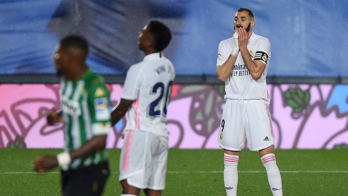 MADRID, SPAIN - APRIL 24: Karim Benzema of Real Madrid  reacts after a missed chance during the La Liga Santander match between Real Madrid and Real Betis at Estadio Santiago Bernabeu on April 24, 2021 in Madrid, Spain. Sporting stadiums around Spain remain under strict restrictions due to the Coronavirus Pandemic as Government social distancing laws prohibit fans inside venues resulting in games being played behind closed doors. (Photo by Denis Doyle/Getty Images)