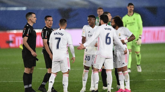 MADRID, SPAIN - APRIL 24: Nacho Fernandez of Real Madrid talks to referee Xavier Estrada Fernandez after the La Liga Santander match between Real Madrid and Real Betis at Estadio Santiago Bernabeu on April 24, 2021 in Madrid, Spain. Sporting stadiums around Spain remain under strict restrictions due to the Coronavirus Pandemic as Government social distancing laws prohibit fans inside venues resulting in games being played behind closed doors. (Photo by Denis Doyle/Getty Images)