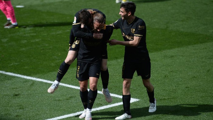 VILLAREAL, SPAIN - APRIL 25: Antoine Griezmann of FC Barcelona celebrates with Lionel Messi and Pedri after scoring their sides second goal during the La Liga Santander match between Villarreal CF and FC Barcelona at Estadio de la Ceramica on April 25, 2021 in Villareal, Spain. Sporting stadiums around Spain remain under strict restrictions due to the Coronavirus Pandemic as Government social distancing laws prohibit fans inside venues resulting in games being played behind closed doors. (Photo by Aitor Alcalde/Getty Images)