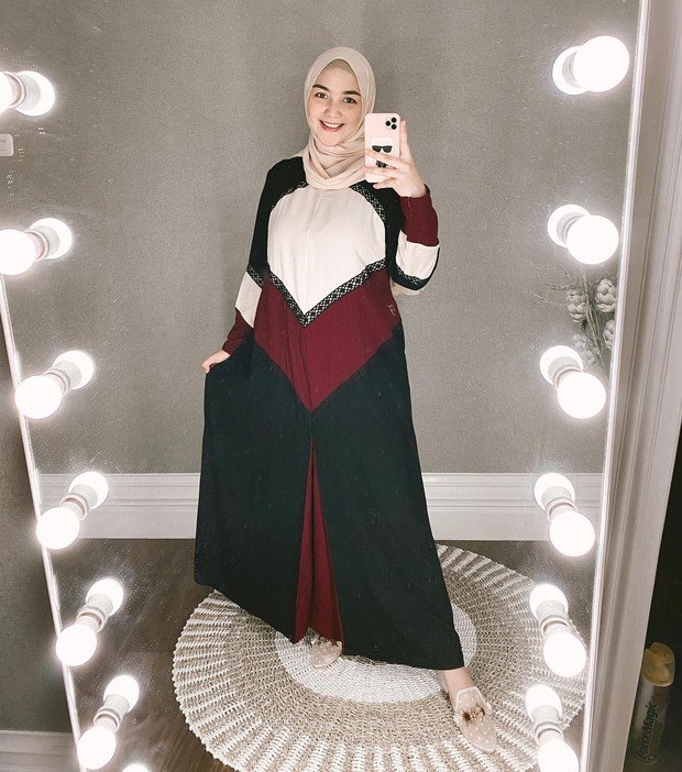 Citra Kirana dengan gamis kombinasi beberapa warna/instagram.com/citraciki