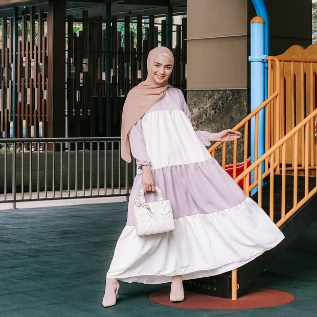 Citra Kirana pakai gamis aksen bertingkat warna soft/instagram.com/citraciki