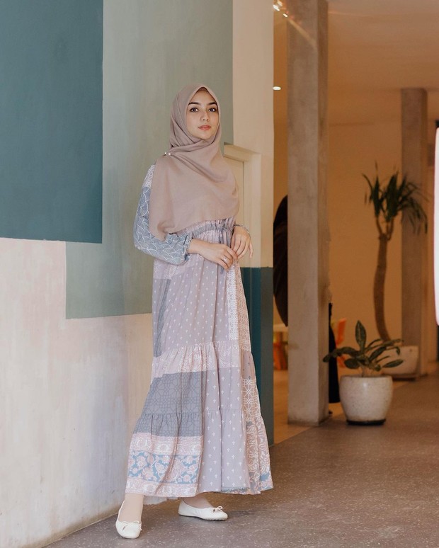 Citra Kirana memakai gamis aksen serut di pinggang/instagram.com/citraciki