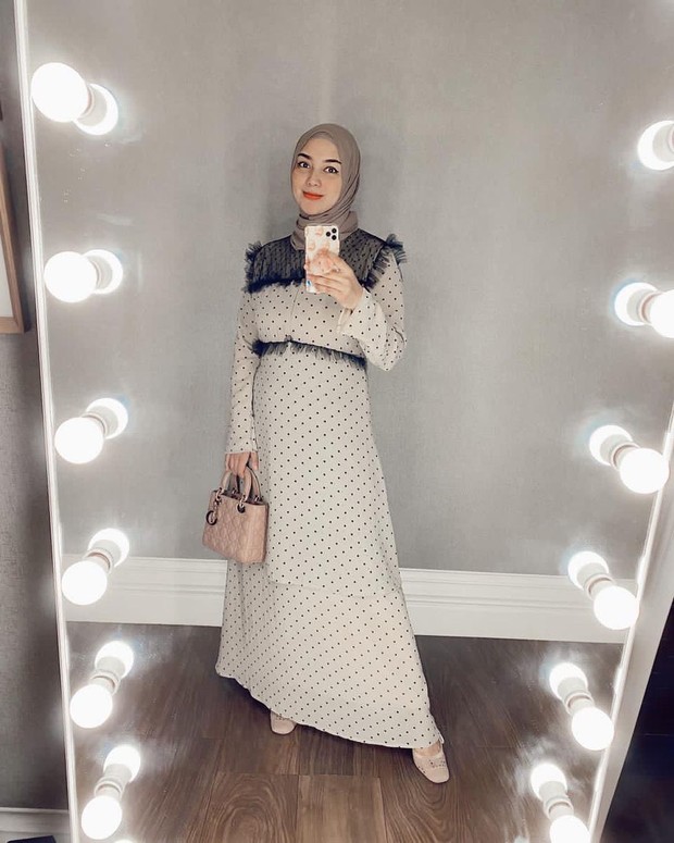Citra Kirana dengan gamis motif polkadot/instagram.com/citraciki
