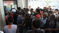 Demi Mudik Lebih Awal, Warga Berkerumun Beli Tiket Kapal
