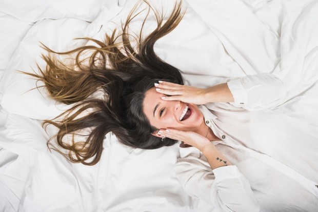 Ejakulasi wanita/ Sumber: Freepik.com Ketiga fenomena ini melibatkan cairan yang keluar dari kandung kemih saat berhubungan seks. Squirting adalah pengeluaran urin saat orgasme. Ejakulasi wanita adalah pelepasan urin dan zat dari kelenjar skene.