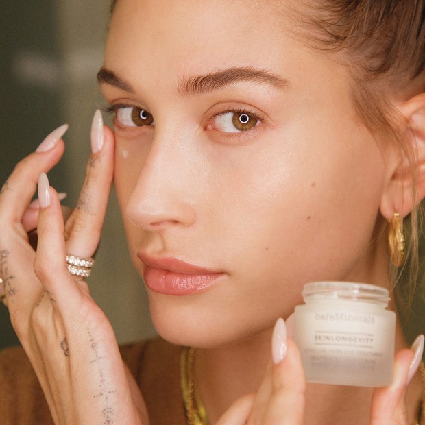 Dalam rutinitas skincare-nya, Hailey tidak bisa melupakan untuk menggunakan eye cream. Menurutnya penggunaan eye cream secara rutin sangat penting,
