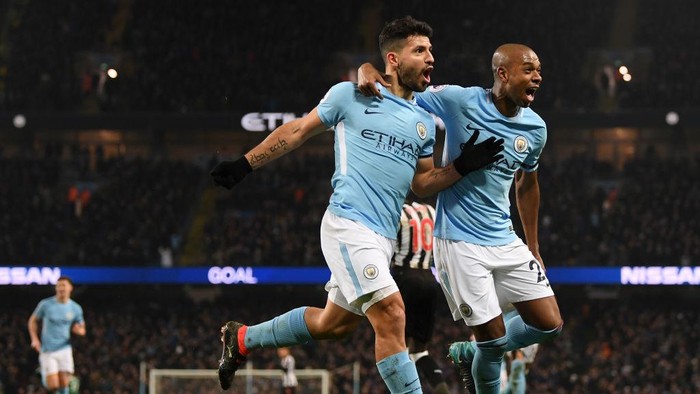 MANCHESTER, ENGLAND - JANUARY 20:  Sergio Aguero of Manchester City celebrates scoring his sides third goal with Fernandinho during the Premier League match between Manchester City and Newcastle United at Etihad Stadium on January 20, 2018 in Manchester, England.  (Photo by Shaun Botterill/Getty Images)