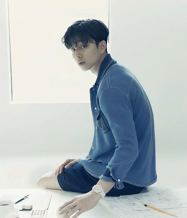 Ahjussi tampan yang satu ini pasti sudah enggak asing lagi. Meskipun memiliki banyak fans, Gong Yoo diketahui enggan memiliki akun sosial media.