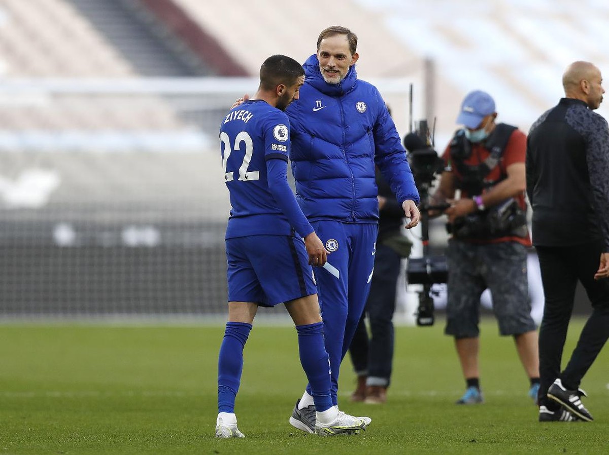 Hakim Ziyech dan manajer Chelsea, Thomas Tuchel, usai laga melawan West Ham United, Sabtu (24/4/2021). (Foto: Alastair Grant - Pool/Getty Images)