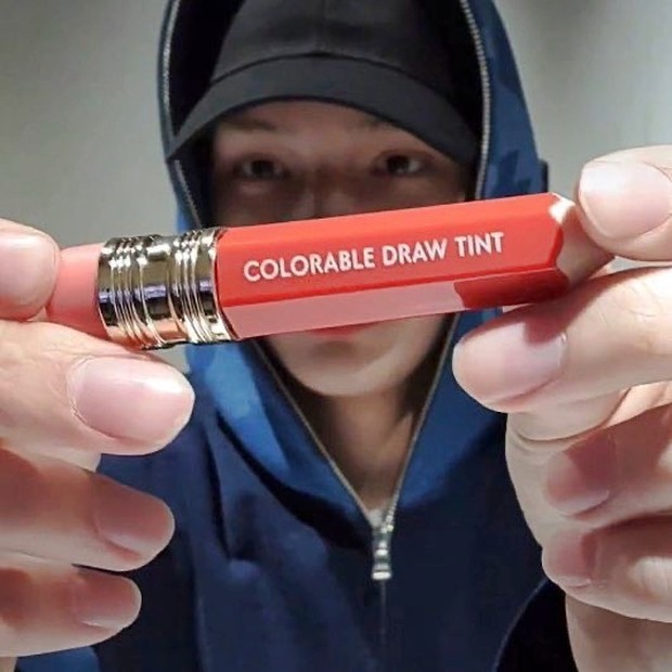 Hueningkai 'TXT' memamerkan lip product It's Me Colorplay Dew Tint yang diiklankannya/Sumber/Instagram/dispatch_beauty. Hueningkai 'TXT' memamerkan lip product It's Me Colorplay Dew Tint yang diiklankannya.