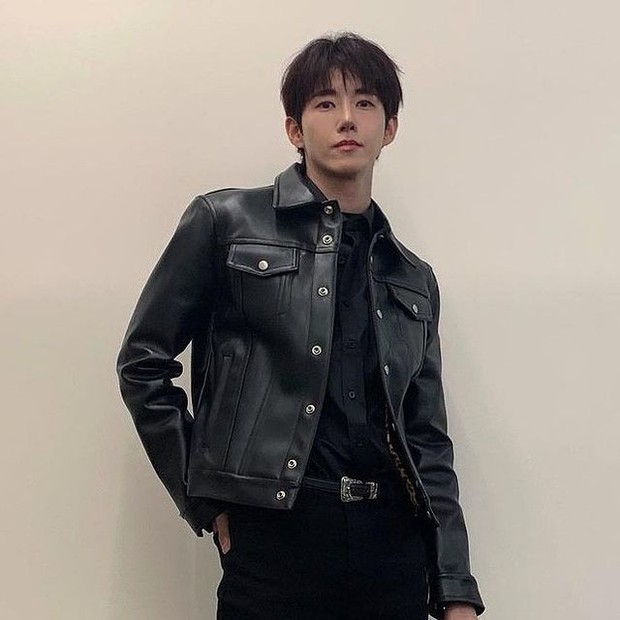 Hwang Kwanghee saat memakai MAC Glow Play Lip Balm dalam sebuah pemotretan/Sumber/Instagram/dispatch_beauty. Hwang Kwanghee saat memakai MAC Glow Play Lip Balm dalam sebuah pemotretan.