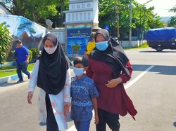 Keluarga Kru KRI Nanggala-402 Datangi Lanal Banyuwangi