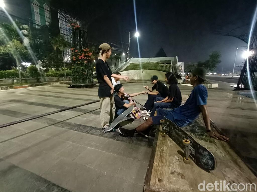 Melihat Asyiknya Komunitas Skateboard Karawang Menunggu Waktu Sahur Melihat Asyiknya Komunitas Skateboard Karawang Menunggu Waktu Sahur