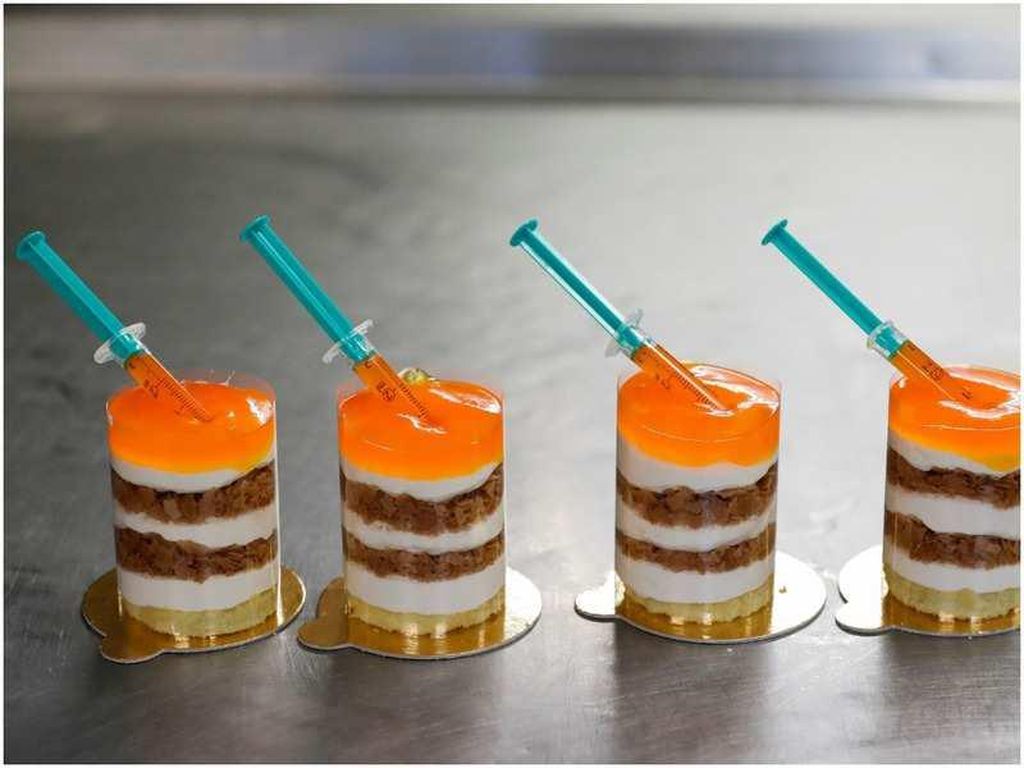 Unik! Vaksin COVID-19 Jadi Inspirasi Dekorasi Kue Unik! Vaksin COVID-19 Jadi Inspirasi Dekorasi Kue