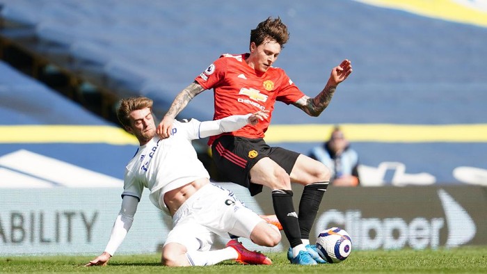 LEEDS, ENGLAND - APRIL 25: Victor Lindelof of Manchester United is tackled by Patrick Bamford of Leeds United during the Premier League match between Leeds United and Manchester United at Elland Road on April 25, 2021 in Leeds, England. Sporting stadiums around the UK remain under strict restrictions due to the Coronavirus Pandemic as Government social distancing laws prohibit fans inside venues resulting in games being played behind closed doors. (Photo by Jon Super - Pool/Getty Images)