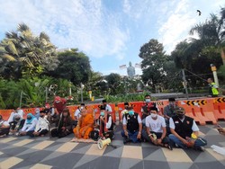 Kru KRI Nanggala-402 Gugur, Arek Suroboyo Doa Bersama di Depan Grahadi