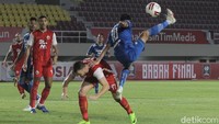 Kemudian di final, Persija perkasa atas Persib. Setelah menang 2-0 di leg pertama, Persija kembali menang 2-1 di leg kedua, dan sudah cukup memastikan trofi Piala Menpora 2021. Pius Erlangga/Dok. Detikcom.