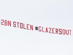 Leeds Vs MU: Fans Setan Merah Terbangkan Spanduk Glazers Out