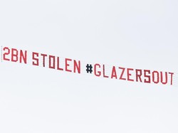 Leeds Vs MU: Fans Setan Merah Terbangkan Spanduk Glazers Out