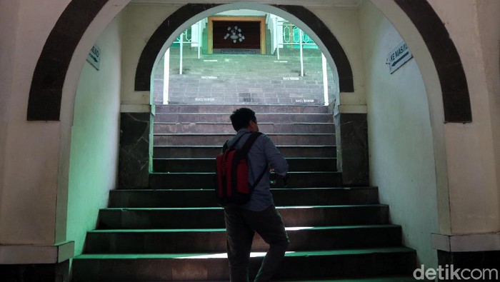 Tak hanya menjadi saksi penyebaran Islam di Tanah Jawa, Masjid Sunan Muria memiliki beragam kisah lain yang menarik untuk ditelusuri. Penasaran?