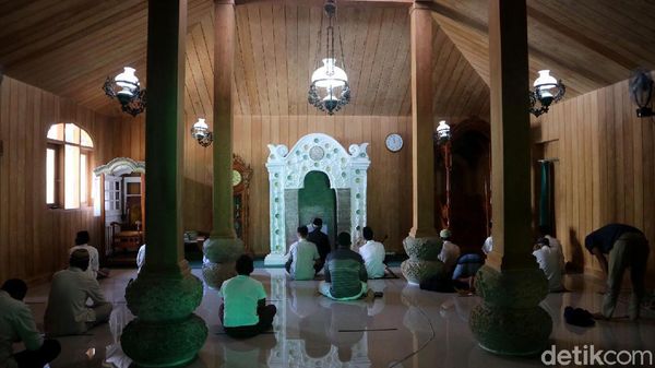 Melihat Lebih Dekat Masjid Peninggalan Sunan Muria di Kudus