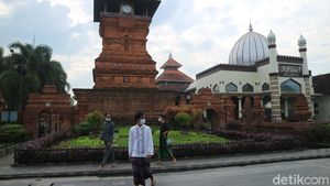 Foto: Ngabuburit di Menara Kudus