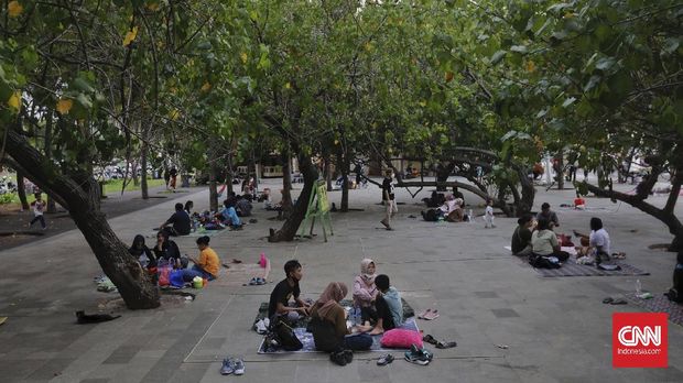 Ngabuburit di Pantai Ancol Warga menunggu waktu berbuka puasa dengan ngabuburit di kawasan pantai Ancol. Jakarta, Sabtu, 24 April 2021. Meski dalam suasana pandemi, sejumlah warga mulai berani beraktivitas “ngabuburit” disejumlah tempat wisata meski dengan jumlah terbatas dan sejumlah protokol kesehatan lainnya. CNN Indonesia/Adhi Wicaksono