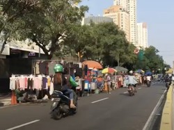 Pedagang Pasar Kaget Bundaran HI Sepi Pembeli