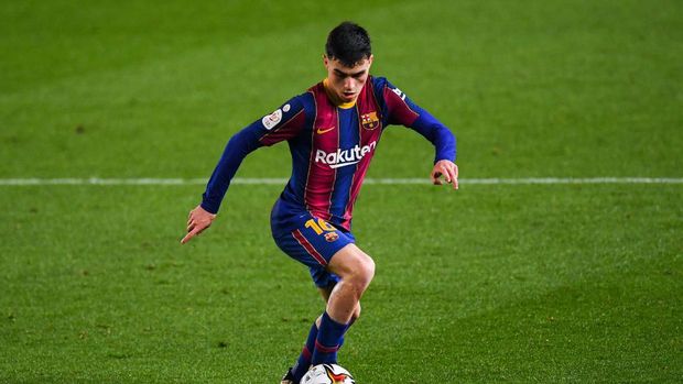 BARCELONA, SPAIN - MARCH 03: Pedri of FC Barcelona runs with the ball during the Copa del Rey Semi Final Second Leg match between FC Barcelona and Sevilla at Camp Nou on March 03, 2021 in Barcelona, Spain. Sporting stadiums around Spain remain under strict restrictions due to the Coronavirus Pandemic as Government social distancing laws prohibit fans inside venues resulting in games being played behind closed doors. (Photo by David Ramos/Getty Images)