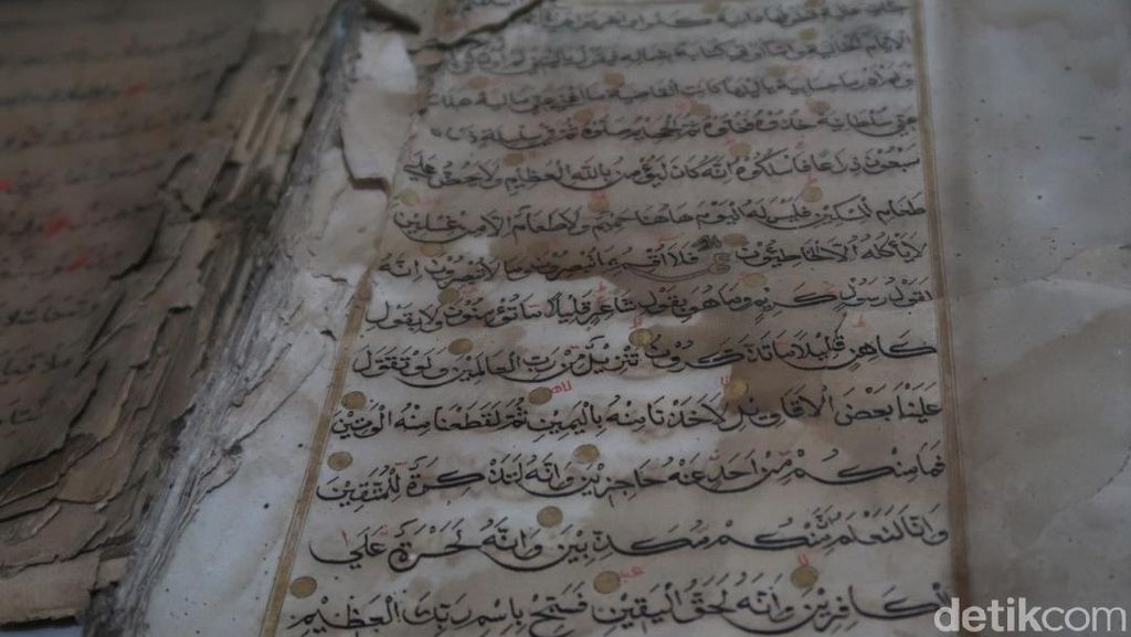 Penampakan Al-Quran Bertinta Emas yang Dikoleksi Pria di Bantul