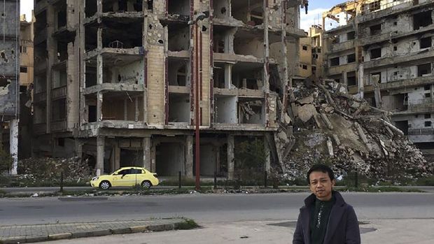 Penulis Surat dari Rantau di depan Masjid Khalid bin Walid Penulis Surat dari Rantau di depan Masjid Khalid bin Walid di Aleppo, Suriah. (Dok. Mahrus Dimas)