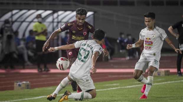 Pemain PSM Makassar Yakob Sayuri (kiri) berusaha melewati hadangan pemain PSS Sleman Derry Rachman (kedua kiri) pada Pertandingan perebutan tempat ke tiga Piala Menpora di Stadion Manahan, Solo, Jawa Tengah, Sabtu (24/4/2021). ANTARA FOTO/Mohammad Ayudha/foc.