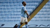 Raheem Sterling sejatinya cukup menurun di musim lalu bersama Manchester City. Kehadiran dua winger muda, Phil Foden dan Ferran Torres mampu mengancamnya dari skuad utama kalau Sterling tidak kunjung gemilang (Getty Images)