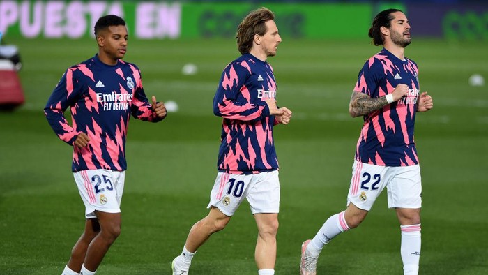 MADRID, SPAIN - APRIL 24: Rodrygo, Luka Modric and Isco of Real Madrid warm up prior to the La Liga Santander match between Real Madrid and Real Betis at Estadio Santiago Bernabeu on April 24, 2021 in Madrid, Spain. Sporting stadiums around Spain remain under strict restrictions due to the Coronavirus Pandemic as Government social distancing laws prohibit fans inside venues resulting in games being played behind closed doors. (Photo by Denis Doyle/Getty Images)