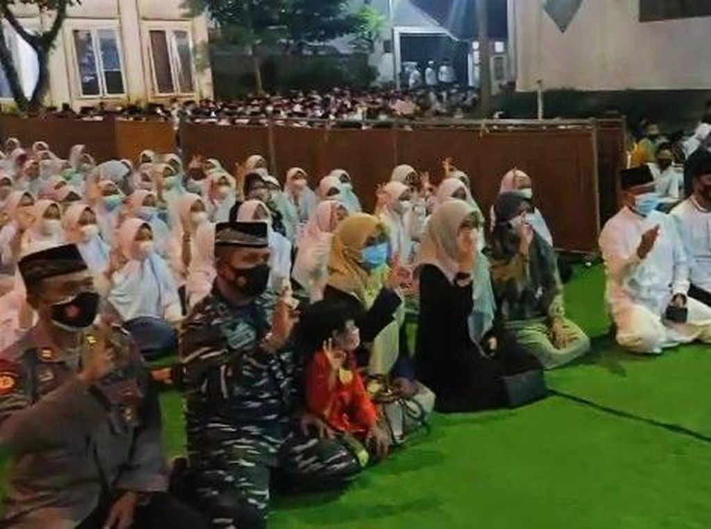 Doa Ratusan Santri Banyuwangi untuk Awak KRI Nanggala-402 Doa Ratusan Santri Banyuwangi untuk Awak KRI Nanggala-402
