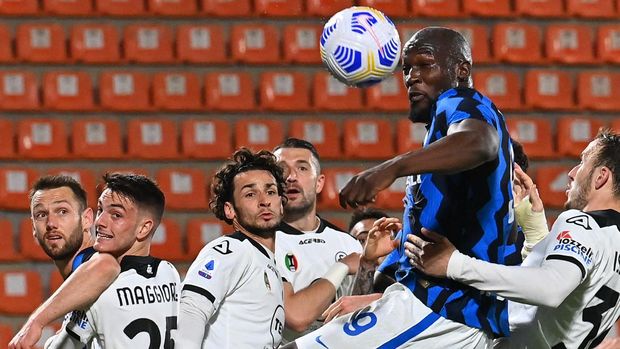 Inter Milan's Belgian forward Romelu Lukaku (Top) goes for the ball during the Italian Serie A football match Spezia vs Inter Milan on April 21, 2021 at the Alberto-Picco stadium in La Spezia. (Photo by ANDREAS SOLARO / AFP)