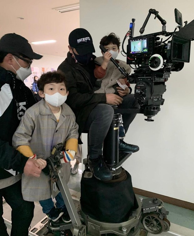 Di lokasi syuting, Ho Jin dan Shi Jin juga tampak begitu akrab dengan semua crew drama Vincenzo.
