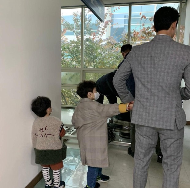 Saat sedang break syuting, Song Joong-Ki pun menyempatkan diri untuk bermain bersama kedua keponakannya.