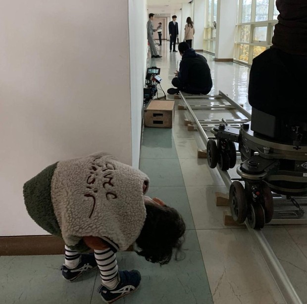 Pada potret ini, Song Joong-Ki tampak sedang serius beradu ekting dengan Taecyeon dan Jeon Yeo Bin. Tapi di balik layar, ternyata Ho Jin diam-diam mengintip sang paman dari jauh.