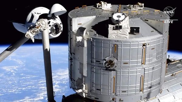 Keren! Astronaut Nyetir Kapsul SpaceX Sampai Stasiun Antariksa