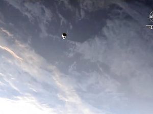 Pesawat Antariksa SpaceX Terancam Tabrak Obyek Tak Dikenal Pesawat Antariksa SpaceX Terancam Tabrak Obyek Tak Dikenal